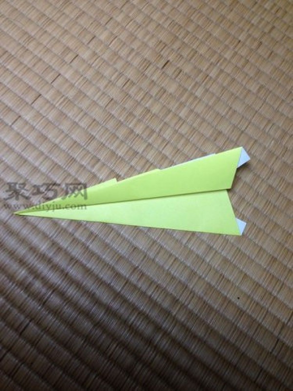 Simple pointy airplane origami tutorial How to fold a pointed paper airplane with paper