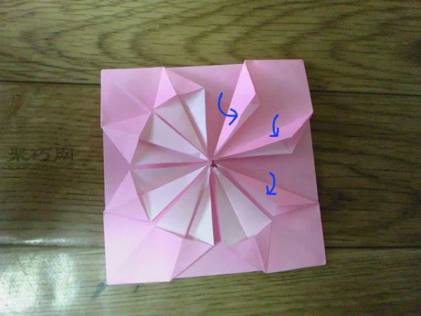 A simple and beautiful way to fold chrysanthemums. If you want to know how to fold chrysanthemums, read this tutorial.