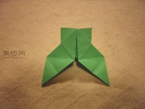 Illustrated tutorial on origami clothes for children. How to fold origami pants.