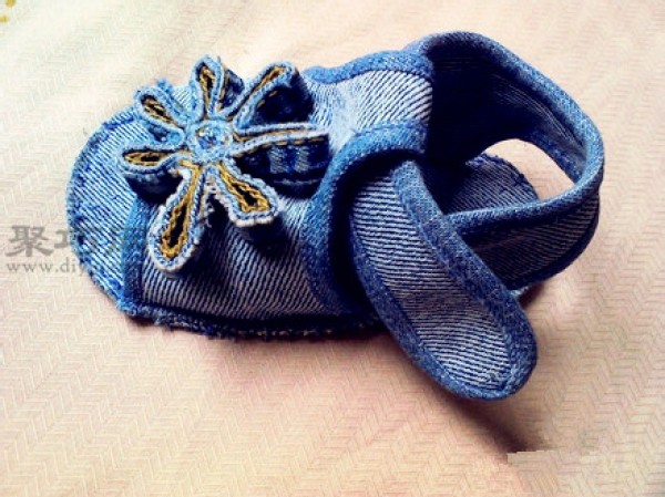 Tutorial on DIY DIY transformation of waste jeans into baby toddler shoes