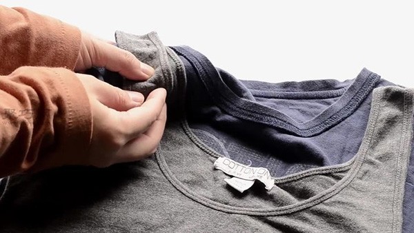 How to transform an old T-shirt into a camisole. Learn how to transform old clothes in a few minutes.