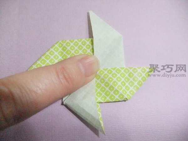 How to fold paper pinwheels? Super simple illustrated tutorial on how to fold paper windmills