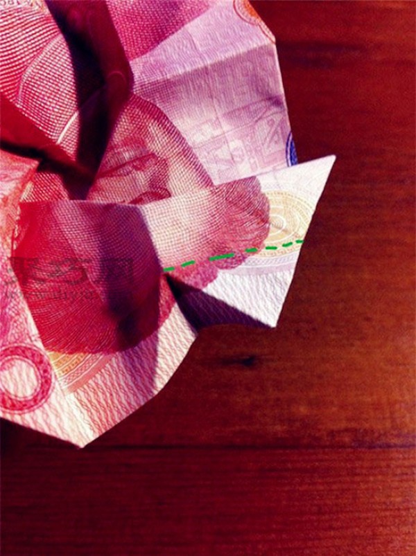 Illustrated tutorial on how to fold roses with RMB. How to fold roses with 100 yuan.