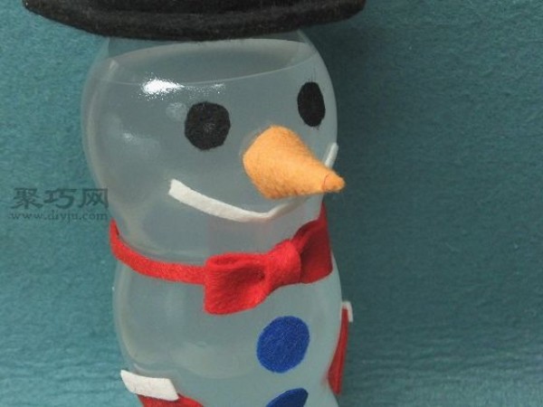 How to use empty plastic bottles to make cute snowman dolls