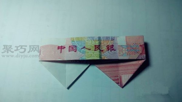 Illustrated tutorial on folding double hearts using 100 yuan.