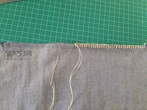 Tutorial on turning old jeans into treasure and transforming them into simple shoulder handbags