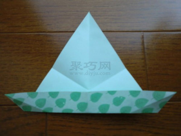 Tutorial on how to fold a triangular paper pinwheel that can turn when the wind blows. It’s so beautiful.