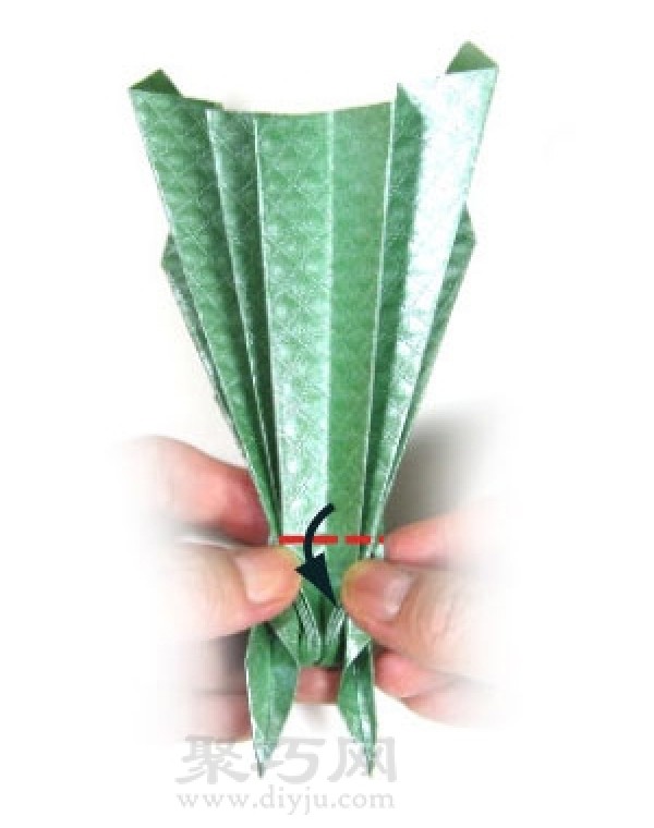 Simple origami peacock folding method