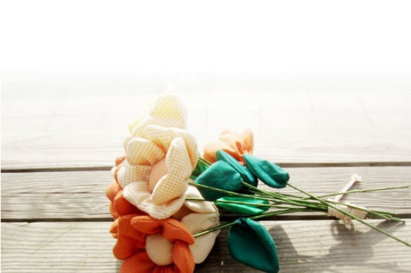 Let the coolness of midsummer bloom in your hands. Handmade fabric flower tutorial