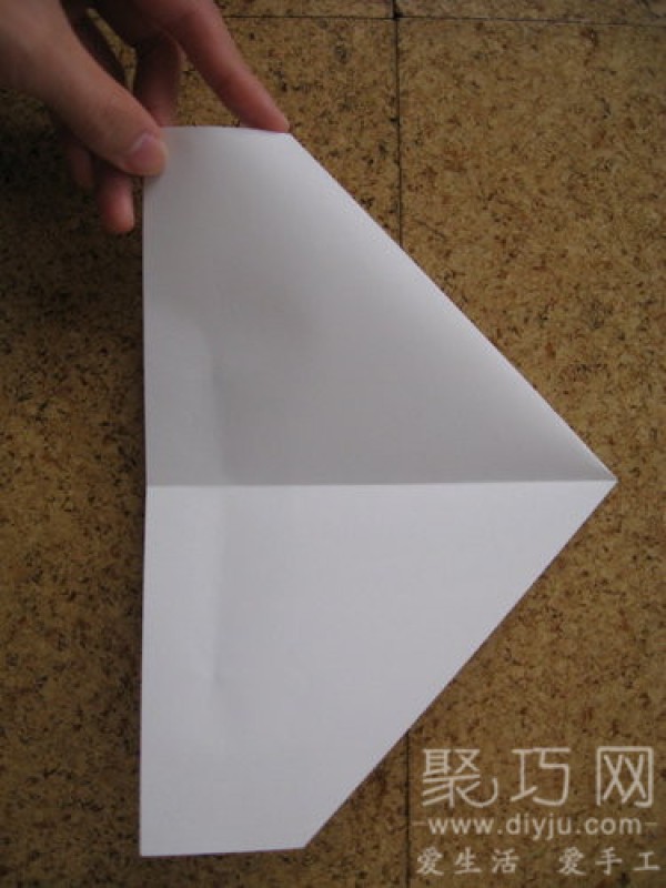 How to fold a heart-shaped love letter. Illustration of how to fold a heart-shaped love letter.