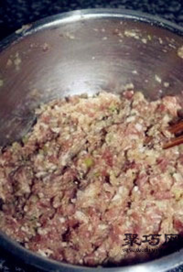 How to make delicious sauerkraut and pork dumplings stuffing? Northeastern classic sauerkraut dumplings recipe