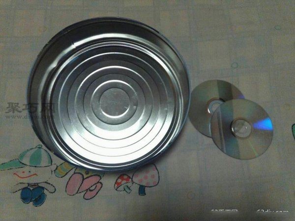 Don’t throw away old CDs. This way of turning waste into treasure is a fun and beautiful decorative storage box.