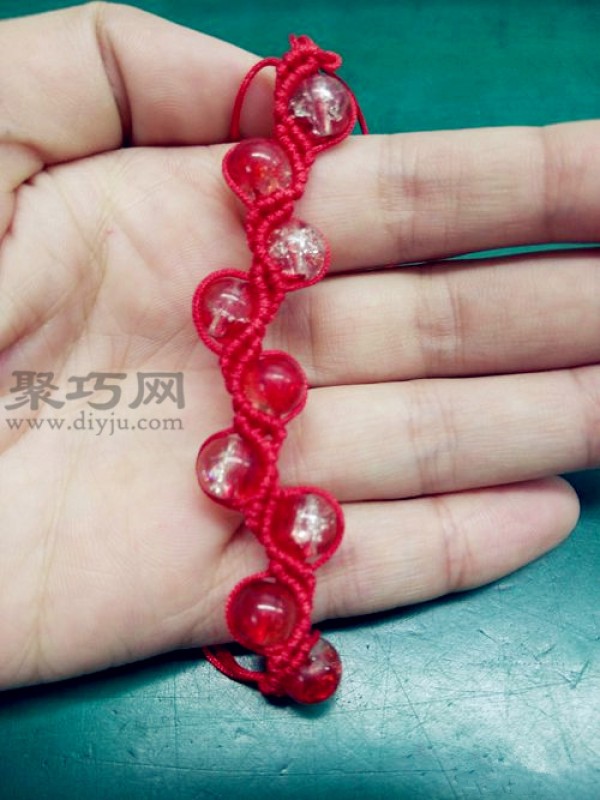 Tutorial on how to weave a red rope bead bracelet. Teach you how to weave a red rope bracelet.