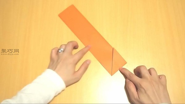 How to fold a triangular football with paper. Illustrated tutorial on handmade origami football.