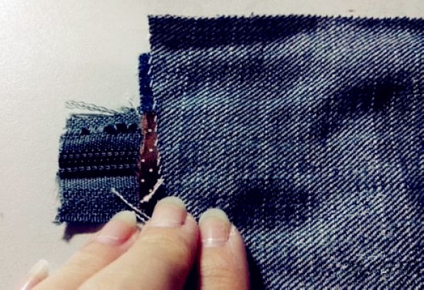 Turning old jeans into treasure DIY fashionable denim cosmetic bag illustrated tutorial