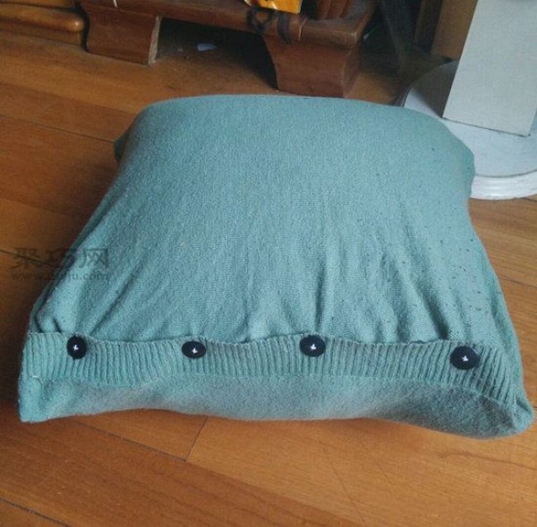 Tutorial on how to transform an old sweater into a warm pillow