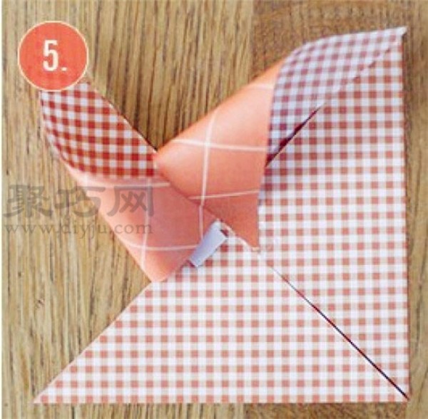 How to make paper windmills. Illustration of childrens handmade windmills.