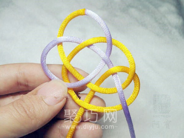 Illustrated tutorial on how to braid the Chinese plum blossom knot