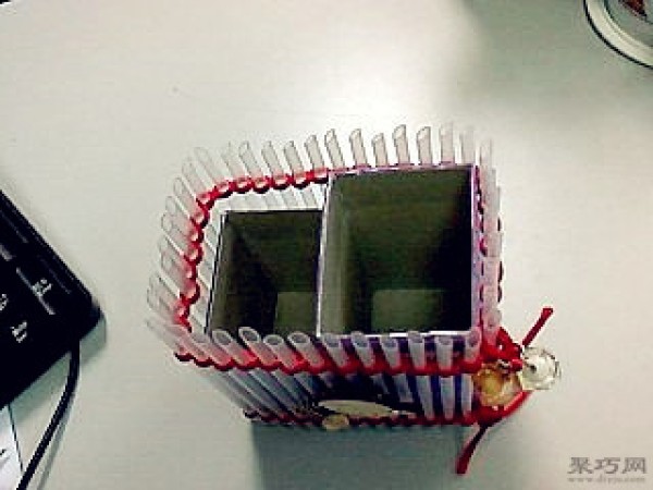 Turn straws into treasure and make a simple pen holder by hand. Tutorial on making your own straw and pen holder.