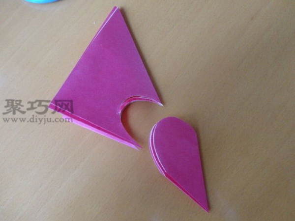 Illustrated tutorial on origami heart-shaped watch. Teach you how to origami a heart-shaped watch.