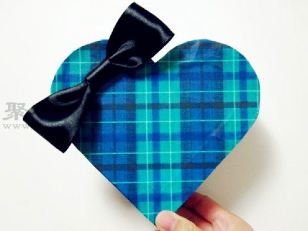 Illustration of hand-made heart-shaped box, DIY gift-wrapping love box