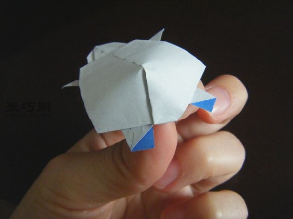 Childrens small animal origami tutorial teaches you how to fold a 3D turtle