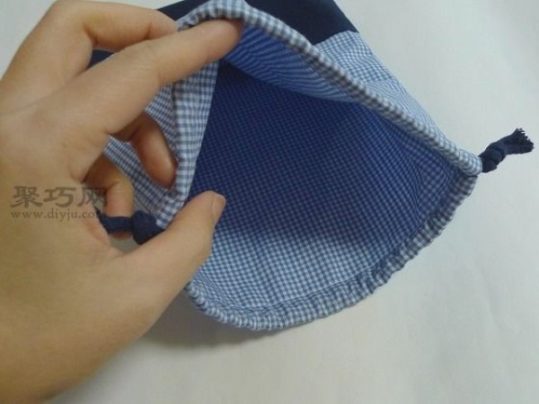 Tutorial on how to make a double-sided drawstring bag. Teach you how to make a fashionable double-sided drawstring bag.