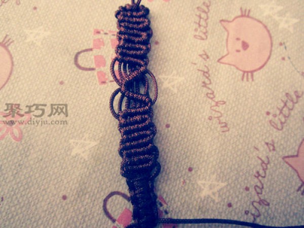 Illustrated tutorial on knitting mobile phone chains. Teach you how to knit mobile phone chains with rope.