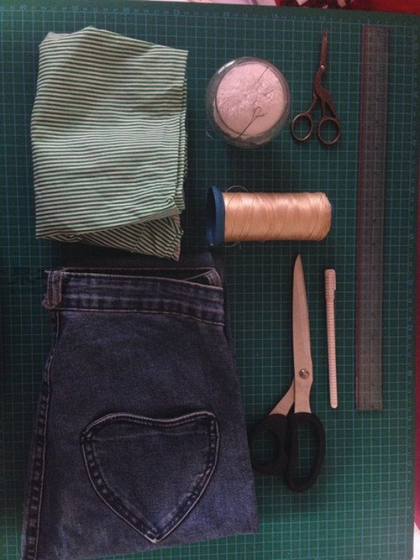 Tutorial on turning old jeans into treasure and transforming them into simple shoulder handbags