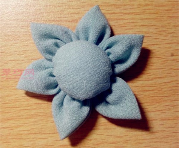 Tutorial on making hairpins with fabric handmade flowers. Teach you how to make hairpins yourself.