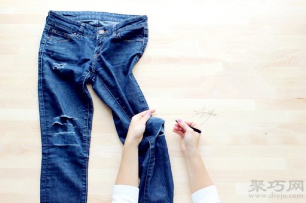 diy holes in old jeans simple distressed jeans tutorial