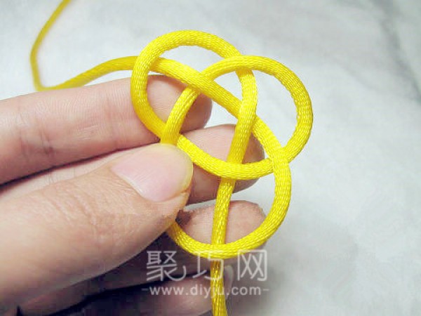 Illustrated tutorial on how to tie Chinese knot single thread button knot. Teach you how to knit buttons with single thread.