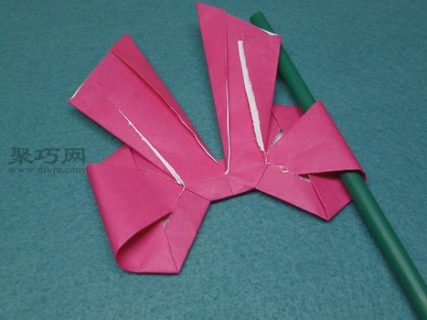 How to fold the simplest bow? Let’s look at the illustrations of the steps of bow origami.