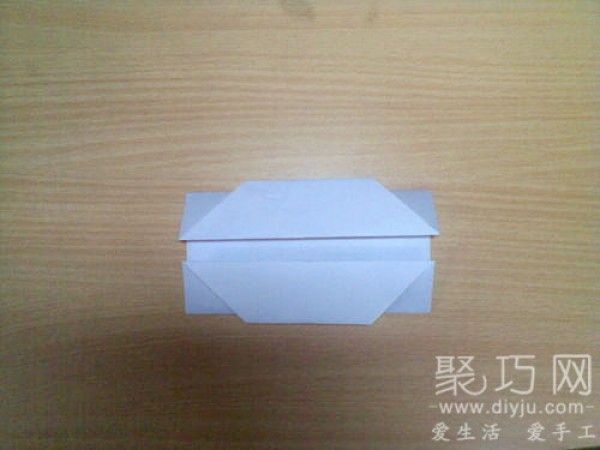 Illustrated tutorial on origami awning boat. Let the origami boat bring back the childhood fun of childhood.