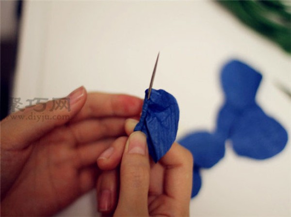 Illustration of how to fold a blue rose Tutorial on how to fold a blue rose with crepe paper