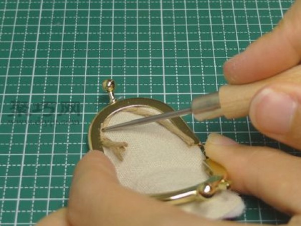 Exquisite lip-gold bag making tutorial teaches you how to make a small bag with metal pendants