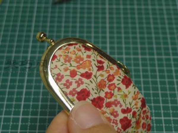 Exquisite lip-gold bag making tutorial teaches you how to make a small bag with metal pendants