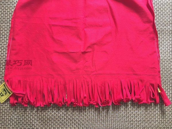 A super simple way to transform old children’s T-shirts into fashionable fringed vests