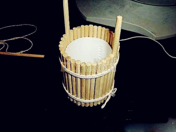 Illustrated tutorial on making a small wooden bucket with disposable chopsticks