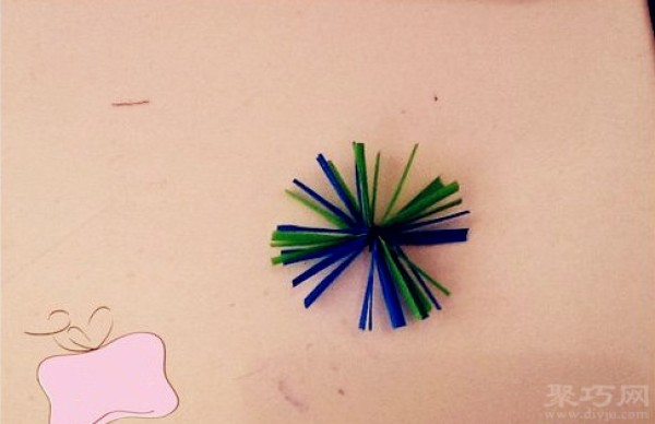 Plastic straws turn waste into creative flower-shaped trinkets