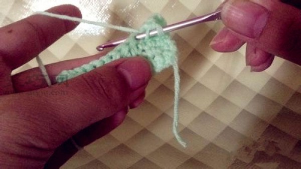 Basic stitches for getting started with crochet: Illustration of long needle crochet