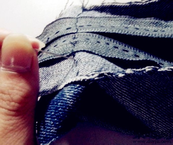 Turning old jeans into treasure DIY fashionable denim cosmetic bag illustrated tutorial