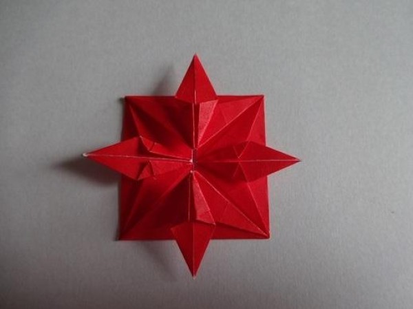 Tutorial on making Christmas origami eight-pointed star How to make small Christmas decorations through origami