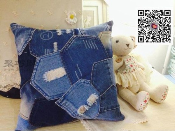 DIY personalized denim pocket pillow tutorial teaches you how to recycle old denim clothes into pillow cases