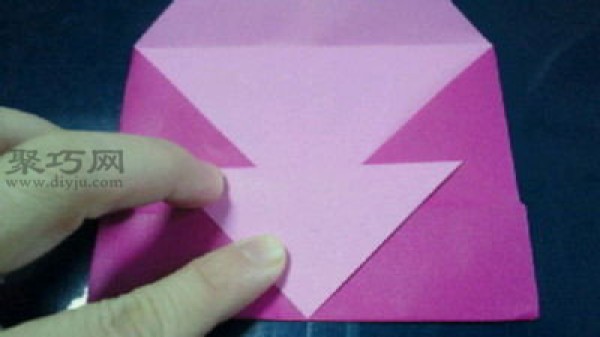 How to fold a simple heart-shaped envelope Heart-shaped envelope origami illustration tutorial