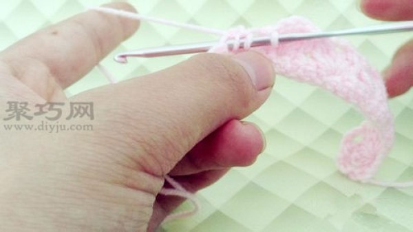 Simple crochet stitches: illustration of date needle crochet