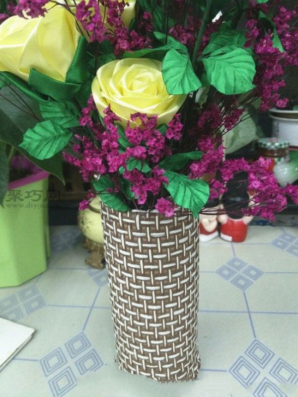 Turn waste packaging paper tubes into treasures to make dried flower vases