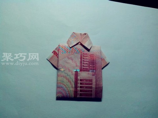 Use money to fold clothes. 100 yuan RMB to fold shirts with collars.