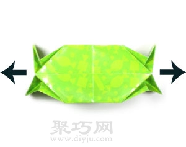 Illustrations of how to fold origami candies are simple and easy to learn