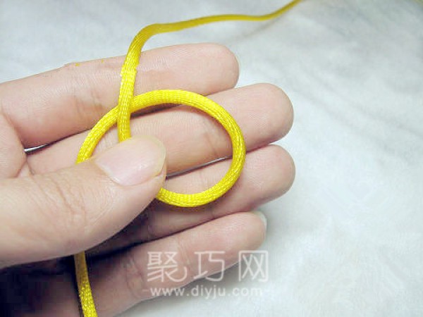 Tutorial on how to tie a single-thread six-petal long button knot. Illustration of how to weave a diamond knot.